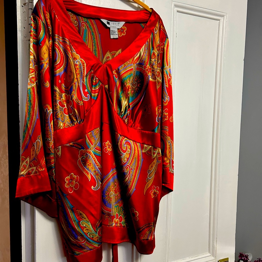 Beautiful Satin Look Blouse Tunic Top
Like new condition! Vibrant pretty colors